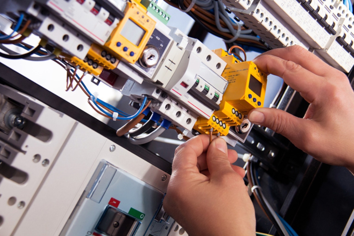 EINES GROUP Genie Electrique - Courant forts - Courant Faibles